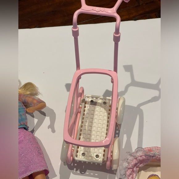 Walking Barbie & baby sister Krissy Doll with talking bassinet on Stroller - Picture 11 of 16